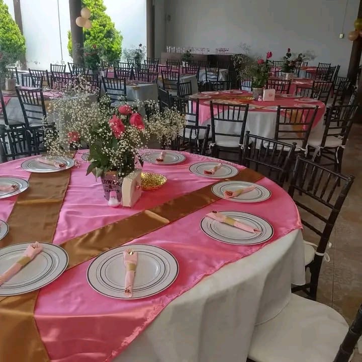 Montaje de mesas para evento social