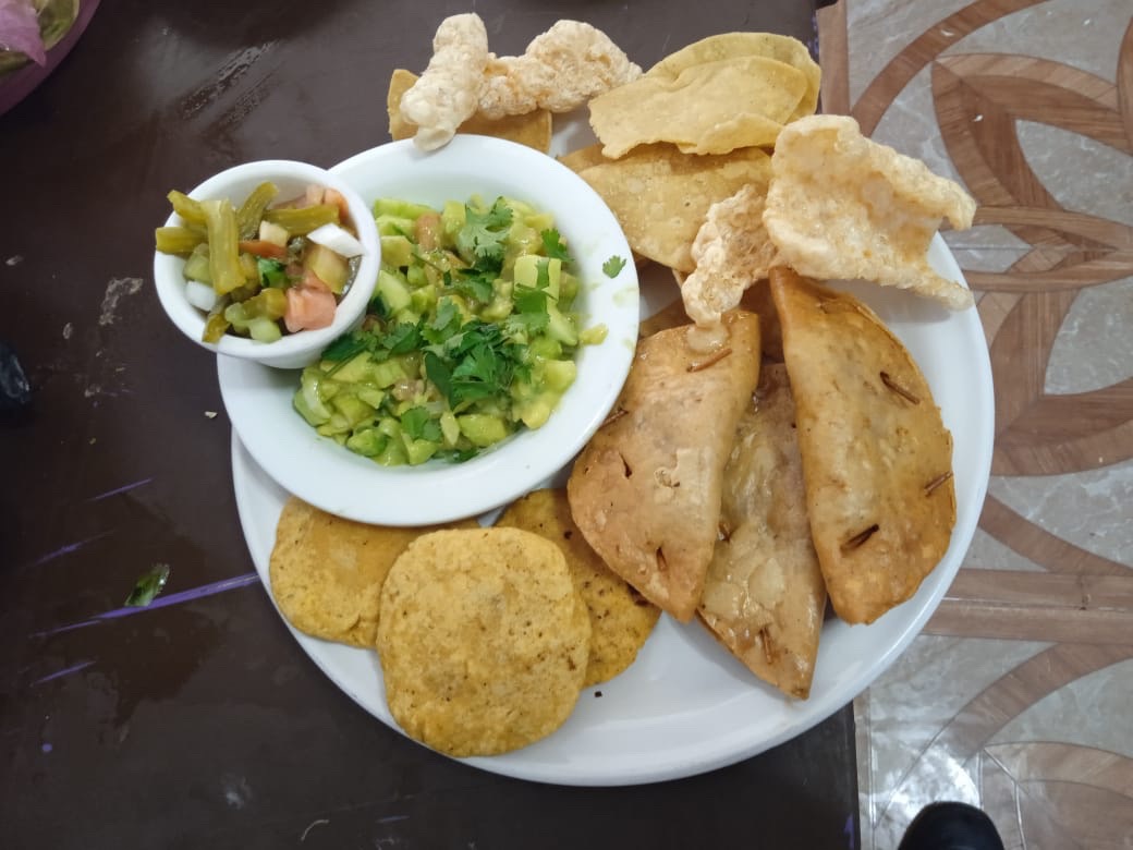 Tabla de carnes frías, quesos, frutas y botanas