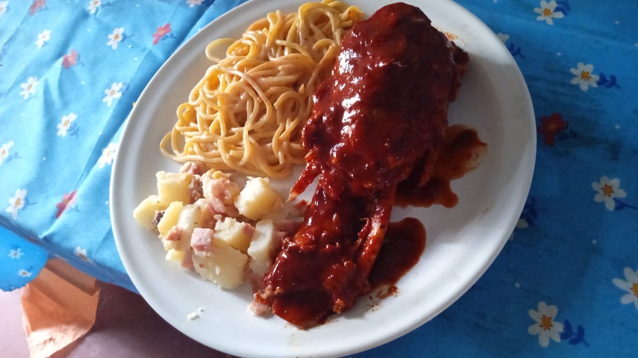 Platillo con pasta, ensalada y proteína
