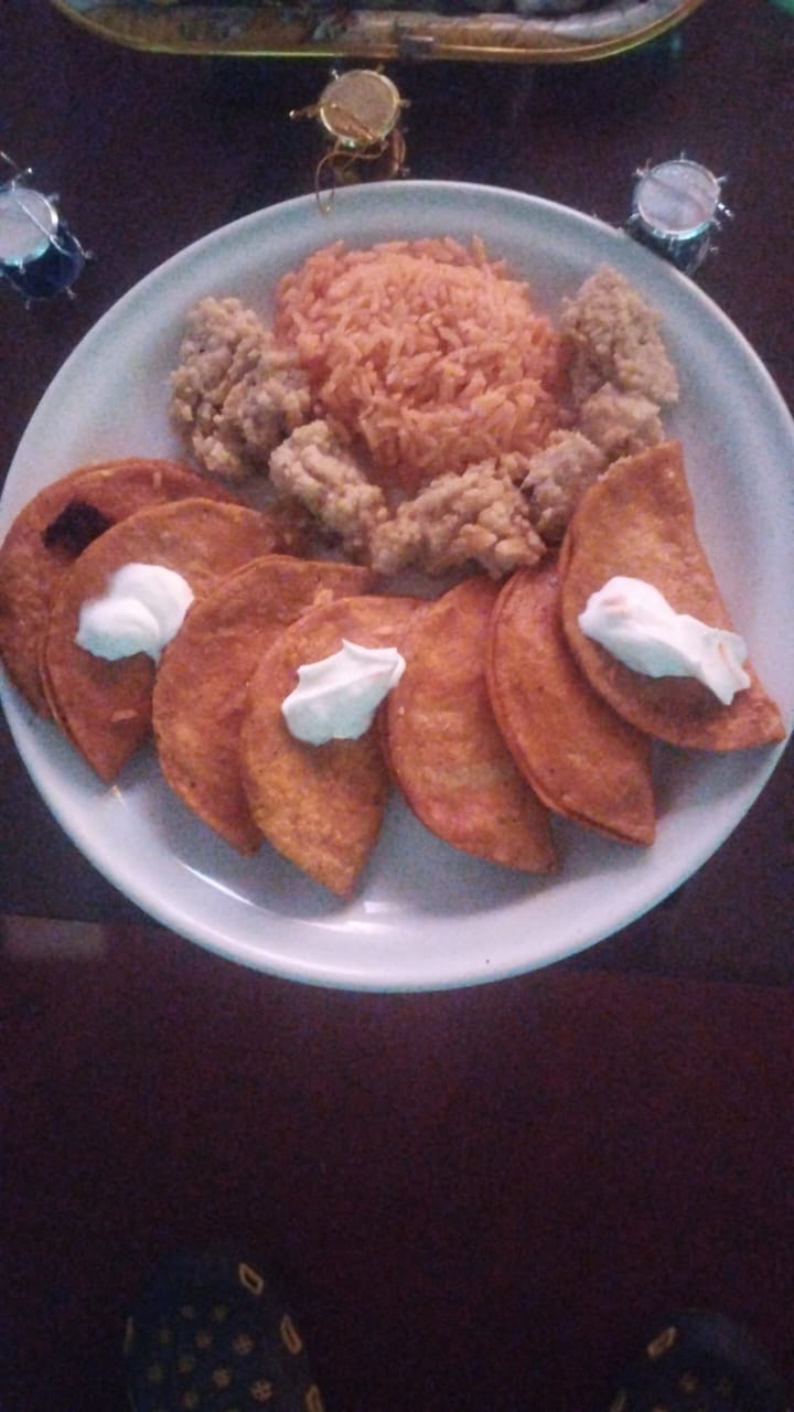 Platillo con tacos dorados, arroz y guarnición