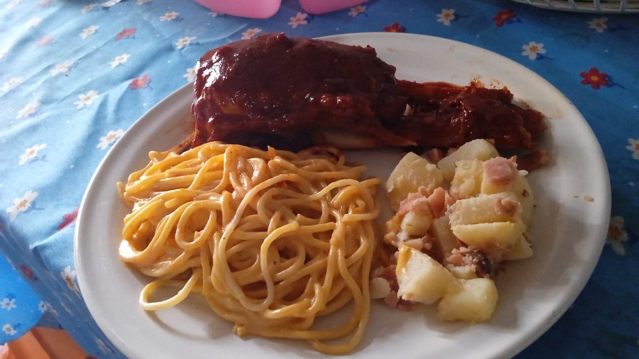 Platillo con pasta, ensalada y proteína