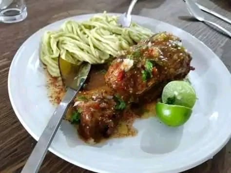 Platillo con salsa y guarnición