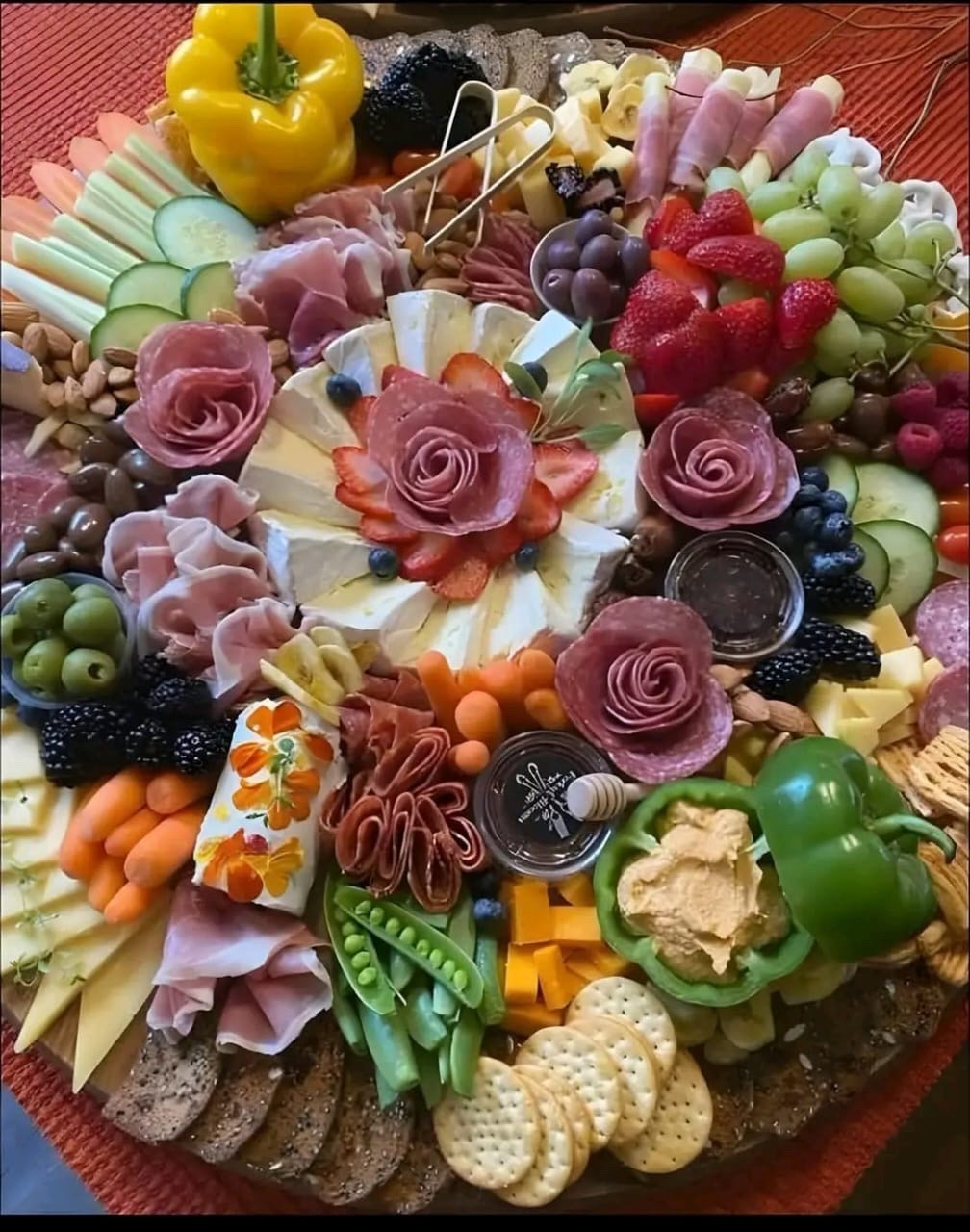 Tabla de carnes frías, quesos, frutas y botanas